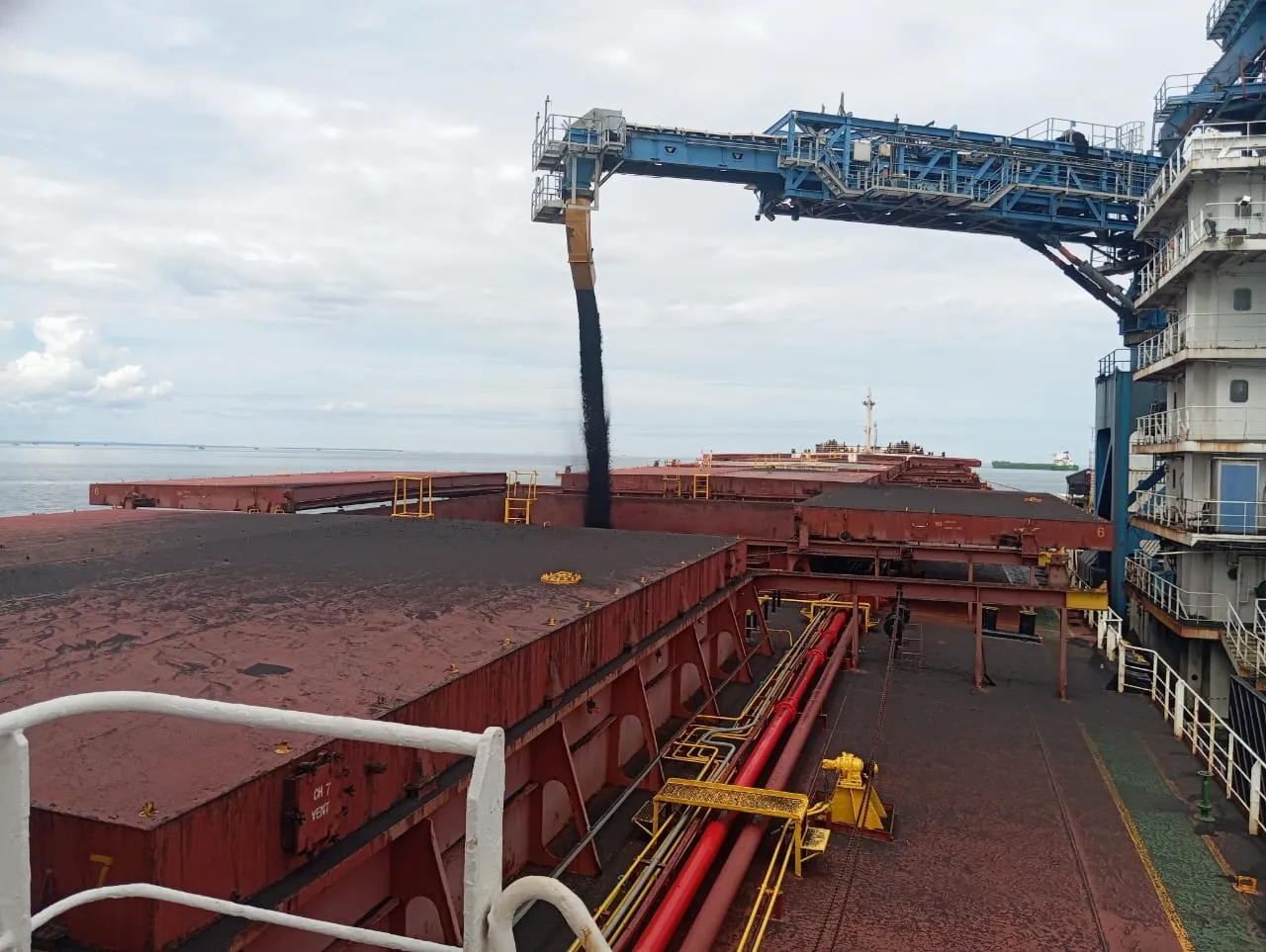 Floating crane dengan conveyor menuang batu bara ke palka kapal gearless